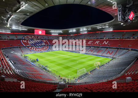 Munich, Allemagne. Mar 13, 2019. Football : Ligue des Champions, knockout ronde, ronde de 16 ans, deuxième étape : FC Bayern Munich - FC Liverpool dans l'Allianz Arena. Des milliers de sièges vides peut être vu dans l'Allianz Arena avant le début du jeu. Credit : Matthias Balk/dpa/Alamy Live News Banque D'Images