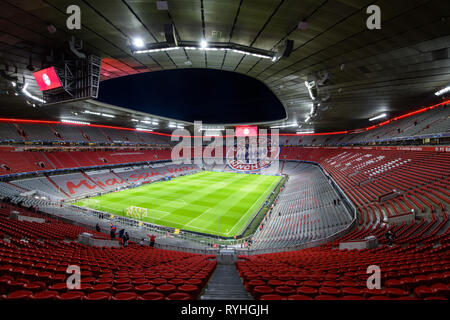 Munich, Allemagne. Mar 13, 2019. Football : Ligue des Champions, knockout ronde, ronde de 16 ans, deuxième étape : FC Bayern Munich - FC Liverpool dans l'Allianz Arena. Des milliers de sièges vides peut être vu dans l'Allianz Arena avant le début du jeu. Credit : Matthias Balk/dpa/Alamy Live News Banque D'Images