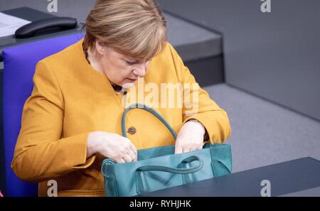 Berlin, Allemagne. 14Th Mar, 2019. La chancelière Angela Merkel (CDU) est inscrit à la session du Bundestag. Credit : Kay Nietfeld/dpa/Alamy Live News Banque D'Images