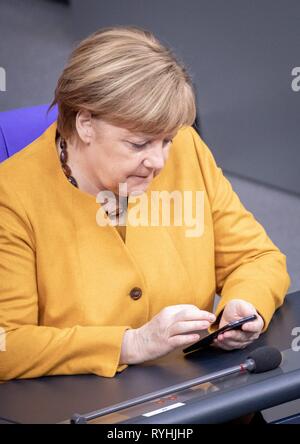 Berlin, Allemagne. 14Th Mar, 2019. La chancelière Angela Merkel (CDU) est inscrit à la session du Bundestag. Credit : Kay Nietfeld/dpa/Alamy Live News Banque D'Images