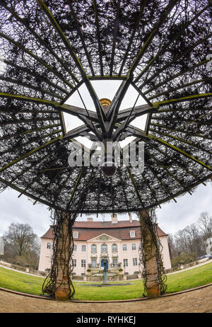 Branitz, Allemagne. 14Th Mar, 2019. Le château dans le parc du jardin des près de Cottbus. Le parc, composé d'une grande sensibilité par Hermann Fürst von Pückler-Muskau à Branitz, est considéré comme le dernier des grands jardins paysage allemand. Le même jour, la conférence de presse annuelle du musée du jardin des Park Branitz et Château Foundation a lieu à Branitz Palace. Crédit : Patrick Pleul/dpa-Zentralbild/ZB/dpa/Alamy Live News Banque D'Images