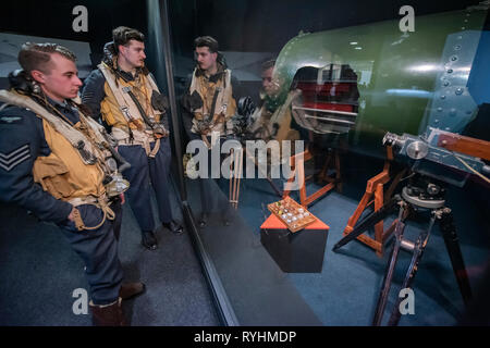 Londres, Royaume-Uni. 14 mars, 2019. De reconstitution historique l'étude d'un coupé de la bombes rebondissantes et de l'équipement d'enregistrement - Histoires immersive de Réalité Virtuelle Dambusters : l'expérience. L'occasion de revenir dans le temps pour les premières heures du 17 mai 1943 et à bord d'Avro Lancaster G-George à rejoindre les briseurs de barrages sur leur mission légendaire. En utilisant les dernières technologies de réalité virtuelle et haptique, conjointement avec un 1:1 les loisirs de l'intérieur de l'emblématique bombardier Avro Lancaster. Crédit : Guy Bell/Alamy Live News Crédit : Guy Bell/Alamy Live News Banque D'Images