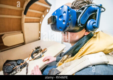 Londres, Royaume-Uni. 14 mars, 2019. De reconstitution historique ont un rendez-vous à l'expérience immersive VR - Histoires : l'expérience de Réalité Virtuelle Dambusters. L'occasion de revenir dans le temps pour les premières heures du 17 mai 1943 et à bord d'Avro Lancaster G-George à rejoindre les briseurs de barrages sur leur mission légendaire. En utilisant les dernières technologies de réalité virtuelle et haptique, conjointement avec un 1:1 les loisirs de l'intérieur de l'emblématique bombardier Avro Lancaster. Crédit : Guy Bell/Alamy Live News Crédit : Guy Bell/Alamy Live News Banque D'Images