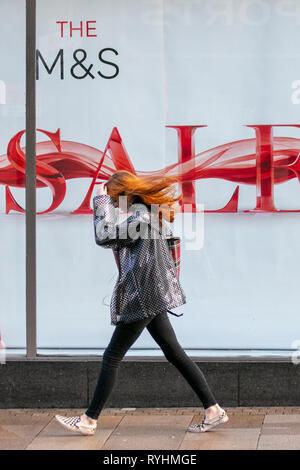 M&S Marks Spencer Preston, Lancashire. 14 mars 2019. UK Météo. Rafales de vent et averses de pluie dans le centre-ville. Venteux avec du soleil et des averses bleues, les averses les plus lourdes et les plus fréquentes à l'ouest. Crédit : MWI/AlamyLiveNews. Banque D'Images