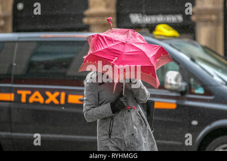 Preston, Lancashire. 14 mars, 2019. Météo britannique. Des rafales de vent, et de pluie en centre-ville. Avec du soleil et vent venteux gratuites, les douches plus lourdes et les plus fréquents dans l'ouest. Indicateur/AlamyLiveNews : crédit. Banque D'Images