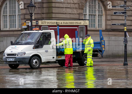 Preston, Lancashire. 14 mars 2019. Météo Royaume-Uni. Vents violents pour les travailleurs du conseil et les ouvriers, avec averses de pluie dans le centre-ville. Venteux avec le soleil et les douches ruineuses, les douches les plus lourdes et les plus fréquentes dans l'ouest. Banque D'Images