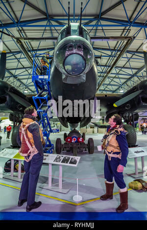 Londres, Royaume-Uni. 14 mars, 2019. De reconstitution historique en face de la Lancaster - Histoires immersive de Réalité Virtuelle Dambusters : l'expérience. L'occasion de revenir dans le temps pour les premières heures du 17 mai 1943 et à bord d'Avro Lancaster G-George à rejoindre les briseurs de barrages sur leur mission légendaire. En utilisant les dernières technologies de réalité virtuelle et haptique, conjointement avec un 1:1 les loisirs de l'intérieur de l'emblématique bombardier Avro Lancaster. Crédit : Guy Bell/Alamy Live News Crédit : Guy Bell/Alamy Live News Banque D'Images