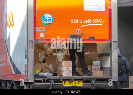 Livraisons de colis du service de messagerie TNT. Chargement complet de colis écrasés culbutés ; boîtes en carton livrées dans le centre-ville de Preston, livraison «sûr que nous pouvons». Banque D'Images