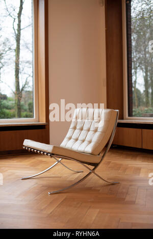 Krefeld, Allemagne. 14Th Mar, 2019. Un 'Barcelona' fauteuil (Ludwig Mies van der Rohe) se tient à Krefeld. Pour marquer le 100e anniversaire de la Bauhaus, deux chefs-d'un nouveau bâtiment en Rhénanie du Nord-Westphalie brillera en nouvelle splendeur : les maisons les esters et Lange construit par le dernier directeur du Bauhaus Ludwig Mies van der Rohe ont été rénovées pour 1,2 millions d'euros. Crédit : Jana Bauch/dpa/Alamy Live News Banque D'Images