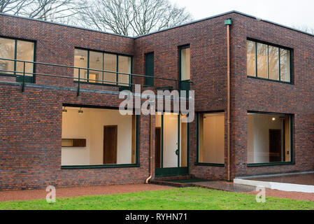 Krefeld, Allemagne. 14Th Mar, 2019. Les villas sont situées dans Bauhaus de Krefeld. Pour marquer le 100e anniversaire de la Bauhaus, deux chefs-d'un nouveau bâtiment en Rhénanie du Nord-Westphalie brillera en nouvelle splendeur : les maisons les esters et Lange construit par le dernier directeur du Bauhaus Ludwig Mies van der Rohe ont été rénovées pour 1,2 millions d'euros. Crédit : Jana Bauch/dpa/Alamy Live News Banque D'Images