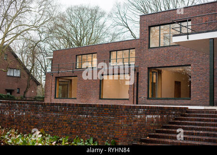 Krefeld, Allemagne. 14Th Mar, 2019. Les villas sont situées dans Bauhaus de Krefeld. Pour marquer le 100e anniversaire de la Bauhaus, deux chefs-d'un nouveau bâtiment en Rhénanie du Nord-Westphalie brillera en nouvelle splendeur : les maisons les esters et Lange construit par le dernier directeur du Bauhaus Ludwig Mies van der Rohe ont été rénovées pour 1,2 millions d'euros. Crédit : Jana Bauch/dpa/Alamy Live News Banque D'Images