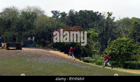 New Delhi, Inde. 14Th Mar, 2019. Les enfants pourront jouer à Lodi jardin comme le printemps arrive à New Delhi, Inde, le 14 mars 2019. Credit : Zhang Naijie/Xinhua/Alamy Live News Banque D'Images