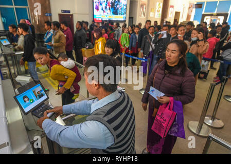 (190313) -- RUILI, 13 mars 2019 (Xinhua) -- les gens passer le port hotel, dans le sud-ouest de la province chinoise du Yunnan, le 9 mars 2019. Environ 49 000 personnes traversent la frontière à travers tous les jours. port Ruili Ruili, une ville sur la frontière China-Myanmar, est un important port de terre situé dans le sud-ouest de la Chine. Une célèbre chanson Chinois nommé 'il y a une belle place' décrit la beauté de la ville, avec son paysage naturel unique et colorée de folklore. En 2010, l'hotel a été considéré comme une ouverture nationale zone pilote, ce qui dynamise l'ouverture et facilite la coopération mutuellement bénéfique entre la Chine et M Banque D'Images