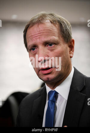 (190314) -- WASHINGTON, D.C., 14 mars 2019 (Xinhua) -- le Fonds monétaire international (FMI) pour la Chine représentant résident principal Alfred Schipke parle au cours d'une entrevue à Washington D.C., États-Unis, le 13 mars 2019. Pour aller à l'aide de Spotlight : les experts disent que plus d'ouverture de la Chine au profit du marché des obligations du monde (Xinhua/Liu Jie) Banque D'Images