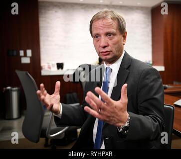 (190314) -- WASHINGTON, D.C., 14 mars 2019 (Xinhua) -- le Fonds monétaire international (FMI) pour la Chine représentant résident principal Alfred Schipke parle au cours d'une entrevue à Washington D.C., États-Unis, le 13 mars 2019. Pour aller à l'aide de Spotlight : les experts disent que plus d'ouverture de la Chine au profit du marché des obligations du monde (Xinhua/Liu Jie) Banque D'Images