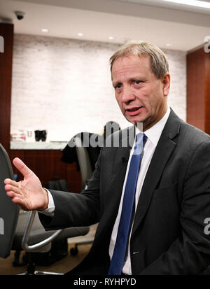 (190314) -- WASHINGTON, D.C., 14 mars 2019 (Xinhua) -- le Fonds monétaire international (FMI) pour la Chine représentant résident principal Alfred Schipke parle au cours d'une entrevue à Washington D.C., États-Unis, le 13 mars 2019. Pour aller à l'aide de Spotlight : les experts disent que plus d'ouverture de la Chine au profit du marché des obligations du monde (Xinhua/Liu Jie) Banque D'Images