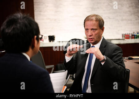 (190314) -- WASHINGTON, D.C., 14 mars 2019 (Xinhua) -- le Fonds monétaire international (FMI) pour la Chine représentant résident principal Alfred Schipke parle au cours d'une entrevue à Washington D.C., États-Unis, le 13 mars 2019. Pour aller à l'aide de Spotlight : les experts disent que plus d'ouverture de la Chine au profit du marché des obligations du monde (Xinhua/Liu Jie) Banque D'Images