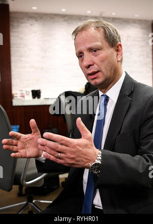 (190314) -- WASHINGTON, D.C., 14 mars 2019 (Xinhua) -- le Fonds monétaire international (FMI) pour la Chine représentant résident principal Alfred Schipke parle au cours d'une entrevue à Washington D.C., États-Unis, le 13 mars 2019. Pour aller à l'aide de Spotlight : les experts disent que plus d'ouverture de la Chine au profit du marché des obligations du monde (Xinhua/Liu Jie) Banque D'Images