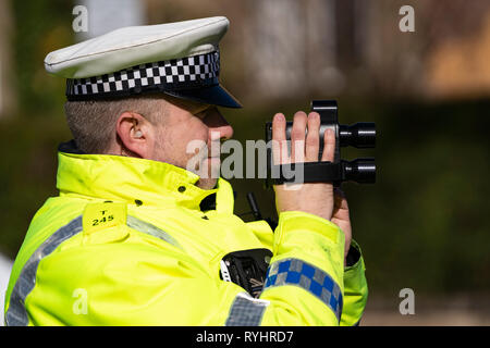 Edinburgh, Ecosse, Royaume-Uni. 14 mars, 2019. Contrôle de vitesse voiture de police à Edimbourg à la première d'une série de projets pilotes de 20mph 'Éducation Routière' événements, organisés en partenariat avec la police de l'Écosse, qui vise à sensibiliser des conséquences des infractions aux limites de vitesse 20mph. Les pilotes de vitesse sera arrêté par les agents de police et a offert une courte séance de formation de pilote dans une unité de commandement de la police. Credit : Iain Masterton/Alamy Live News Banque D'Images