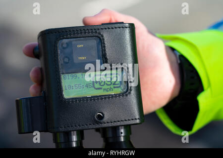 Edinburgh, Ecosse, Royaume-Uni. 14 mars, 2019. Contrôle de vitesse voiture de police à Edimbourg à la première d'une série de projets pilotes de 20mph ÔRoadside EducationÕ événements, organisés en partenariat avec la police de l'Écosse, qui vise à sensibiliser des conséquences des infractions aux limites de vitesse 20mph. Les pilotes de vitesse sera arrêté par les agents de police et a offert une courte séance de formation de pilote dans une unité de commandement de la police. Credit : Iain Masterton/Alamy Live News Banque D'Images