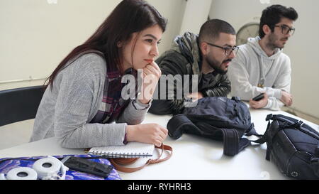 (190314) -- SULAIMANIYAH, 14 mars 2019 (Xinhua) -- Photo prise le 11 mars 2019, l'Iraq montre les jeunes qui participent à une formation DJ dans la ville de Sulaimaniyah dans le nord-est de l'Iraq. Un groupe de jeunes garçons et filles ont été l'apprentissage dans un programme de deux semaines sur la façon de devenir un disc-jockey (DJ) dans le nord de l'Iraq région semi-autonome du Kurdistan. Dans un pays ravagé par la guerre et le clivage social, la création d'ensemble de l'art est une recette pour construire une société meilleure. Pour aller avec l'Iraq : les jeunes apprennent la musique avec l'égalité (Xinhua) Banque D'Images