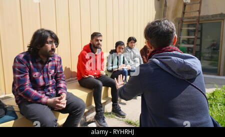 (190314) -- SULAIMANIYAH, 14 mars 2019 (Xinhua) -- Photo prise le 11 mars 2019, l'Iraq montre les jeunes qui participent à une formation DJ dans la ville de Sulaimaniyah dans le nord-est de l'Iraq. Un groupe de jeunes garçons et filles ont été l'apprentissage dans un programme de deux semaines sur la façon de devenir un disc-jockey (DJ) dans le nord de l'Iraq région semi-autonome du Kurdistan. Dans un pays ravagé par la guerre et le clivage social, la création d'ensemble de l'art est une recette pour construire une société meilleure. Pour aller avec l'Iraq : les jeunes apprennent la musique avec l'égalité (Xinhua) Banque D'Images