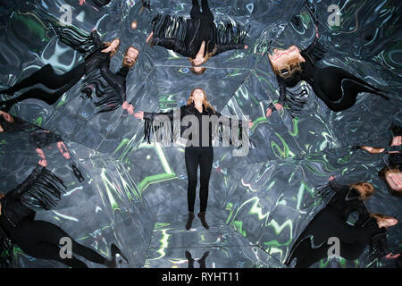 Saatchi Gallery, Londres, UK 14 Mar 2019 - une femme à l'intérieur Laura Buckley's Fata Morgana, une éblouissante et désorientant kaléidoscope à grande échelle. Kaléidoscope à Saatchi Gallery présente est une exposition présentant le travail de 9 artistes contemporains internationaux travaillant dans une variété de médiums qui vise à être une exploration rapide de notre relation avec notre environnement, demande à tout le monde de revoir la façon dont nous engager avec notre environnement. Kaleidoscope se déroule du 15 mars, il se déroulera jusqu'au 5 mai 2019. Credit : Dinendra Haria/Alamy Live News Banque D'Images