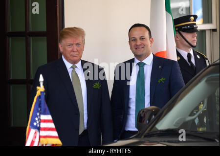 Le Président des Etats-Unis, Donald J. Trump accueille le Premier Ministre d'Irlande Leo Varadkar à la Maison Blanche. Credit : Erin Scott/CNP /MediaPunch Banque D'Images