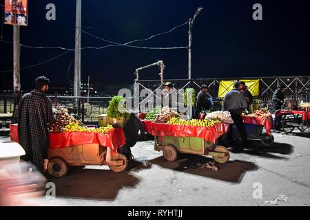 14 mars 2019 - Srinagar, J&K, Inde - les vendeurs de légumes Kashmiri vu l'attente pour les clients au cours du temps le soir à Srinagar, au Cachemire.Le Cachemire est la région géographique la plus au nord du sous-continent indien. Il est en ce moment un territoire contesté, administré par trois pays : l'Inde, le Pakistan et la Chine. Credit : Saqib Majeed/SOPA Images/ZUMA/Alamy Fil Live News Banque D'Images