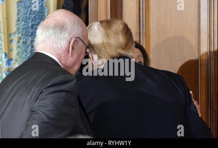 Washington, District de Columbia, Etats-Unis. 14Th Mar, 2019. Le Président des Etats-Unis, Donald J. Trump baisers le président de la Chambre des Représentants américaine Nancy Pelosi (démocrate de Californie) pendant les Amis de l'Irlande déjeuner avec Leo Varadkar, premier ministre de l'Irlande au Capitole à Washington, DC, États-Unis, le jeudi, 14 mars 2019. Crédit : Olivier Douliery/Piscine via CNP Crédit : Olivier Douliery/CNP/ZUMA/Alamy Fil Live News Banque D'Images