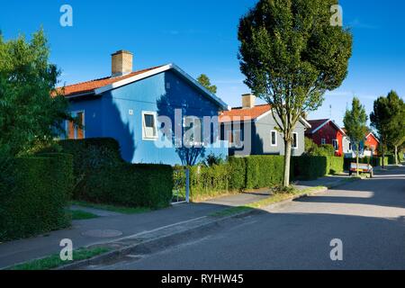 Maisons suédoises en bois coloré traditionnel dans la banlieue de Ronne, Bornholm, Danemark. Les maisons sont le cadeau d'État suédois après la fin de la Banque D'Images