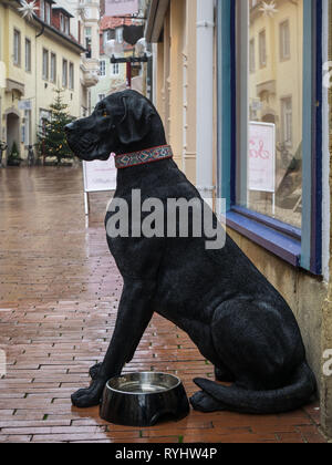 Marionnette d'un grand danois noir en face d'une boutique dans la vieille ville d'Osnabrück, Allemagne Banque D'Images