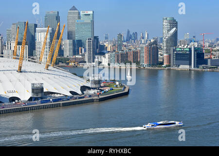 Vue aérienne de haut en bas au niveau de la courbure dans la Tamise avec clipper voile & London Canary Wharf cityscape skyline O2 Arena de Greenwich toit dome UK Banque D'Images