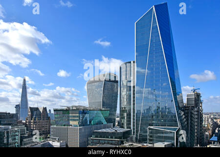 Réfléchissant sur le revêtement en verre nouveau scalpel moderne gratte-ciel historique immeuble de bureaux à Ville de London Skyline avec vues sur le Shard England UK Banque D'Images