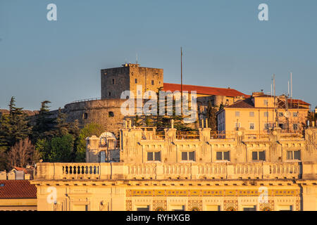 Avis de Molo Audace de colline avec château Castello di San Giusto sur le coucher du soleil à Trieste, Italie Banque D'Images