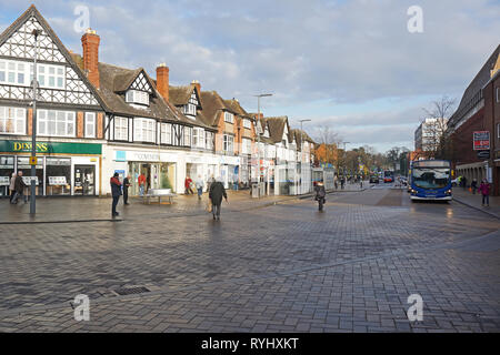 Solihull, petite ville de l'Ouest des Midlands de l'Angleterre, montrant une rue typique au Royaume-Uni Banque D'Images