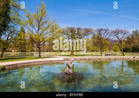 Salzbourg, Autriche - 18 Avril 2018 : Beau parc près de Hellbrunn Palais Hellbrunn (Schloss Hellbrunn) sur une journée de printemps ensoleillée. Banque D'Images