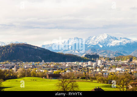 Belle vue panoramique sur les Alpes de Salzbourg et de Maria Plain dans Berghein bei Salzburg, Autriche Banque D'Images