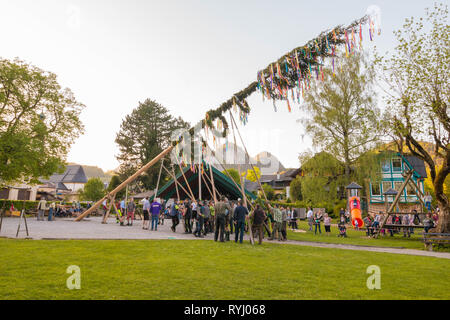 St.Gilgen, Autriche - 30 Avril 2018 : la décoration traditionnelle maypole est érigée au cours du festival folk village alpin en Autriche. Banque D'Images