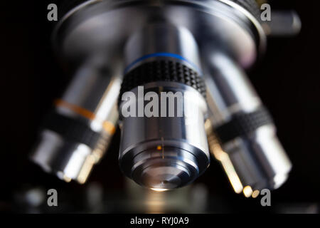 Microscope optique. Microscope est utilisé pour mener des expériences de recherche, prévues, des démonstrations éducatives dans les laboratoires médicaux et cliniques Banque D'Images