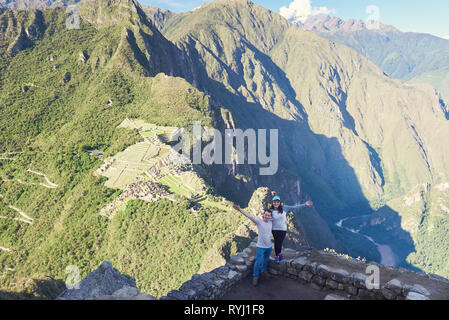 Couple heureux sur Voyage Machu picchu l'arrière-plan. Thème voyage Pérou Banque D'Images