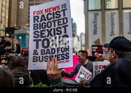 New York, États-Unis. Mar 13, 2019. Le 13 mars 2019, des dizaines de manifestants ont convergé à Fox News' Siège, comme la société a tenu une réunion "d'urgence" afin de continuer à la cour marques nerveux de la publicité sur le réseau. La manifestation, intitulée "Drop Fox" a été organisé à la suite d'une série d'histoires négatives à propos de Fox News, y compris les bandes audio d'ancien hôte Fox Tucker Carlson, misogyne, raciste et sectaire des déclarations. Crédit : Michael Nigro/Pacific Press/Alamy Live News Banque D'Images