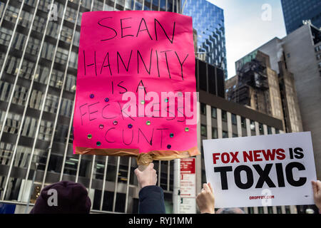 New York, États-Unis. Mar 13, 2019. Le 13 mars 2019, des dizaines de manifestants ont convergé à Fox News' Siège, comme la société a tenu une réunion "d'urgence" afin de continuer à la cour marques nerveux de la publicité sur le réseau. La manifestation, intitulée "Drop Fox" a été organisé à la suite d'une série d'histoires négatives à propos de Fox News, y compris les bandes audio d'ancien hôte Fox Tucker Carlson, misogyne, raciste et sectaire des déclarations. Crédit : Michael Nigro/Pacific Press/Alamy Live News Banque D'Images