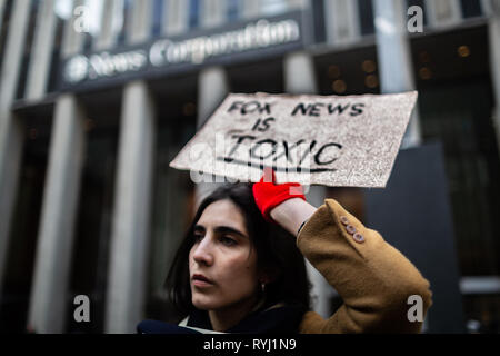 New York, États-Unis. Mar 13, 2019. Le 13 mars 2019, des dizaines de manifestants ont convergé à Fox News' Siège, comme la société a tenu une réunion "d'urgence" afin de continuer à la cour marques nerveux de la publicité sur le réseau. La manifestation, intitulée "Drop Fox" a été organisé à la suite d'une série d'histoires négatives à propos de Fox News, y compris les bandes audio d'ancien hôte Fox Tucker Carlson, misogyne, raciste et sectaire des déclarations. Crédit : Michael Nigro/Pacific Press/Alamy Live News Banque D'Images