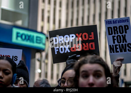 New York, États-Unis. Mar 13, 2019. Le 13 mars 2019, des dizaines de manifestants ont convergé à Fox News' Siège, comme la société a tenu une réunion "d'urgence" afin de continuer à la cour marques nerveux de la publicité sur le réseau. La manifestation, intitulée "Drop Fox" a été organisé à la suite d'une série d'histoires négatives à propos de Fox News, y compris les bandes audio d'ancien hôte Fox Tucker Carlson, misogyne, raciste et sectaire des déclarations. Crédit : Michael Nigro/Pacific Press/Alamy Live News Banque D'Images