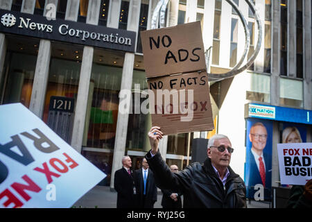 New York, États-Unis. Mar 13, 2019. Le 13 mars 2019, des dizaines de manifestants ont convergé à Fox News' Siège, comme la société a tenu une réunion "d'urgence" afin de continuer à la cour marques nerveux de la publicité sur le réseau. La manifestation, intitulée "Drop Fox" a été organisé à la suite d'une série d'histoires négatives à propos de Fox News, y compris les bandes audio d'ancien hôte Fox Tucker Carlson, misogyne, raciste et sectaire des déclarations. Crédit : Michael Nigro/Pacific Press/Alamy Live News Banque D'Images