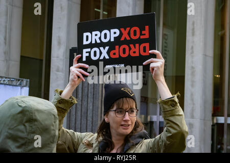 New York, États-Unis. Mar 13, 2019. Le 13 mars 2019, des dizaines de manifestants ont convergé à Fox News' Siège, comme la société a tenu une réunion "d'urgence" afin de continuer à la cour marques nerveux de la publicité sur le réseau. La manifestation, intitulée "Drop Fox" a été organisé à la suite d'une série d'histoires négatives à propos de Fox News, y compris les bandes audio d'ancien hôte Fox Tucker Carlson, misogyne, raciste et sectaire des déclarations. Crédit : Michael Nigro/Pacific Press/Alamy Live News Banque D'Images