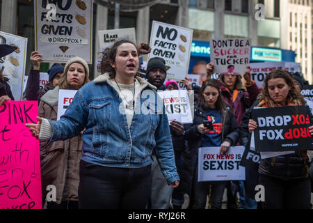 New York, États-Unis. Mar 13, 2019. Le 13 mars 2019, des dizaines de manifestants ont convergé à Fox News' Siège, comme la société a tenu une réunion "d'urgence" afin de continuer à la cour marques nerveux de la publicité sur le réseau. La manifestation, intitulée "Drop Fox" a été organisé à la suite d'une série d'histoires négatives à propos de Fox News, y compris les bandes audio d'ancien hôte Fox Tucker Carlson, misogyne, raciste et sectaire des déclarations. Crédit : Michael Nigro/Pacific Press/Alamy Live News Banque D'Images