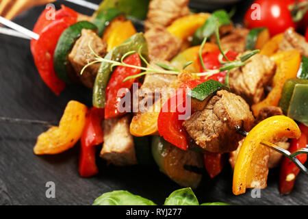 Brochettes de porc grillées ou en brochettes kebab avec des légumes . Arrière-plan de l'alimentation ou des brochettes brochettes de poulet Banque D'Images