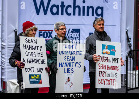 New York, États-Unis. Mar 13, 2019. Le 13 mars 2019, des dizaines de manifestants ont convergé à Fox News' Siège, comme la société a tenu une réunion "d'urgence" afin de continuer à la cour marques nerveux de la publicité sur le réseau. La manifestation, intitulée "Drop Fox" a été organisé à la suite d'une série d'histoires négatives à propos de Fox News, y compris les bandes audio d'ancien hôte Fox Tucker Carlson, misogyne, raciste et sectaire des déclarations. Crédit : Michael Nigro/Pacific Press/Alamy Live News Banque D'Images